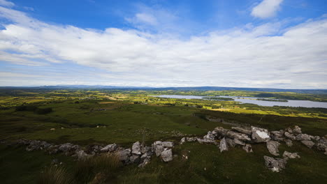 Zeitraffer-Der-Ländlichen-Und-Abgelegenen-Landschaft-Aus-Gras,-Bäumen-Und-Felsen-Während-Des-Tages-In-Den-Hügeln-Von-Carrowkeel-In-Der-Grafschaft-Sligo,-Irland