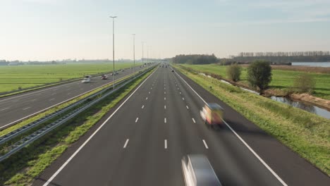 Fahrzeugverkehr-Auf-Stark-Befahrener-Niederländischer-Autobahn,-Zeitraffer