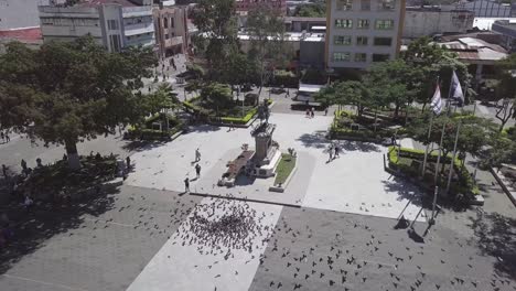 Eine-Luftaufnahme-Des-Gerardo-Barrios-Plaza-In-Der-Historischen-Innenstadt-Der-Stadt-Mit-Menschen,-Die-Die-Tauben-Füttern