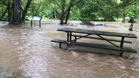 Una-Inundación-Repentina-Causada-Por-Fuertes-Lluvias-Arrasa-Un-área-De-Picnic-En-El-Parque-Rock-Creek,-Justo-Al-Norte-De-Pierce-Mill