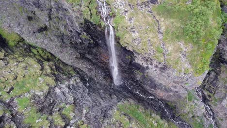 Espectaculares-Cascadas-En-Alta-Canyon-En-El-Norte-De-Noruega
