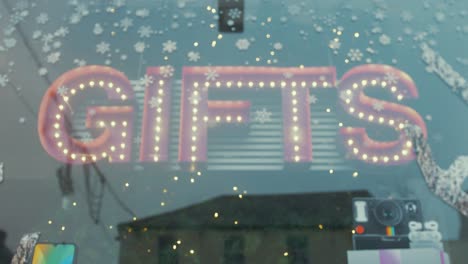 Retro-„Geschenke“-Schild-Mit-Lichtern-Im-Fokus-Des-Festlichen-Schaufensterregals