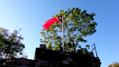 Bandera-Timorense-En-El-Fuerte-Balibo-En-Timor-Oriental,-Sudeste-De-Asia