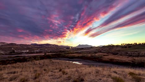 Lapso-De-Tiempo-Del-Amanecer-Con-Colores-Impresionantes-Y-Un-Paisaje-Nublado-Dinámico-Sobre-Lehi,-Utah