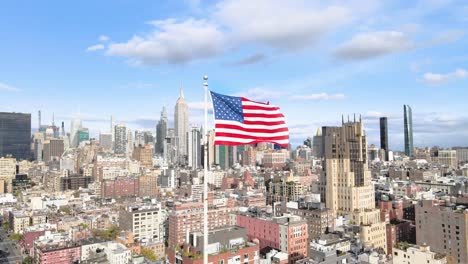 Bandera-Estadounidense-Ondeando-En-El-Viento-Con-La-Ciudad-De-Nueva-York-Al-Fondo