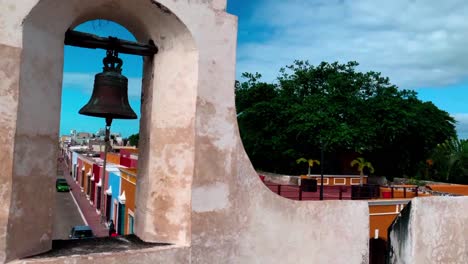 Die-Ursprüngliche-Glocke-Von-Campeche,-Um-Die-Menschen-Im-16.-Jahrhundert-Vor-Piraten-Zu-Warnen