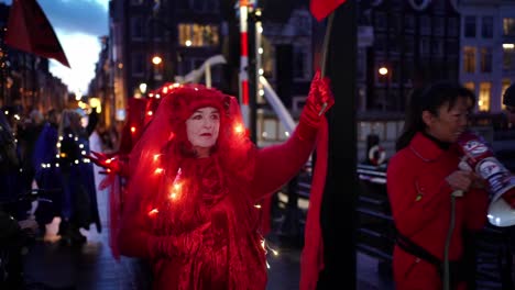 Rebeldes-Rojos-Marchando-Por-El-Cambio-Climático-En-Una-Protesta-En-Amsterdam