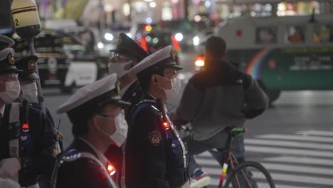 Japanische-Polizisten-Sorgen-Während-Der-Halloween-Nacht-Am-Shibuya-Übergang-Für-Sicherheit-–-Mittlere-Aufnahme