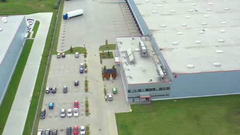 Der-Logistikpark-Mit-Lagerhallen,-Verladezentrum-Und-Vielen-Sattelschleppern-Wartet-An-Rampen-Auf-Das-Be--Und-Entladen-Von-Gütern