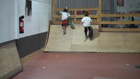 Zwei-Junge-Skateboarder-Fahren-In-Zeitlupe-Die-Rampe-Hinauf