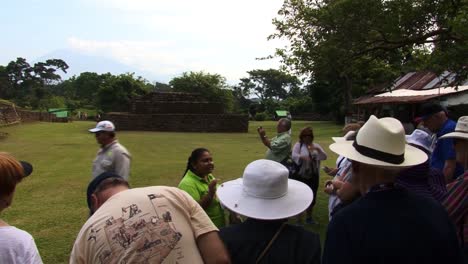 Große-Gruppe-Von-Touristen-Besucht-Die-Archäologische-Stätte-Izapa-In-Mexiko