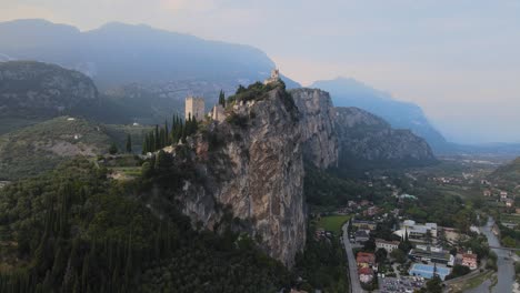 Antiguo-Castillo-De-Arco-En-La-Cima-Del-Acantilado-Sobre-La-Ciudad-De-Riva-Del-Garda,-Trentino,-Italia