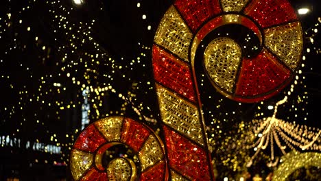 Enthüllung-Einer-Riesigen-Dekorativen-LED-Weihnachts-„Zuckerstange“-In-Zeitlupe-Im-Landsdowne-Park-In-Ottawa,-Kanada,-Mit-Wunderschönen-Weihnachtslichtern-Im-Hintergrund