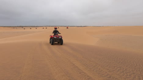 Frau-Fährt-Auf-Einem-Roten-Quad-In-Der-Namib-Wüste