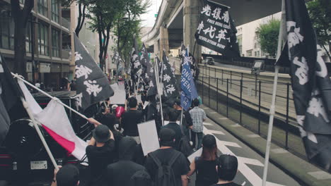 Protesta-Del-Movimiento-De-Proyecto-De-Ley-De-Enmienda-De-La-Ley-Anti-extradición-En-Tokio,-Japón---Manifestantes-Sosteniendo-Banderas-De-Japón-Y-Liberación-De-Hong-Kong-De-La-Revolución-De-Nuestro-Tiempo-En-Una-Manifestación-De-Solidaridad