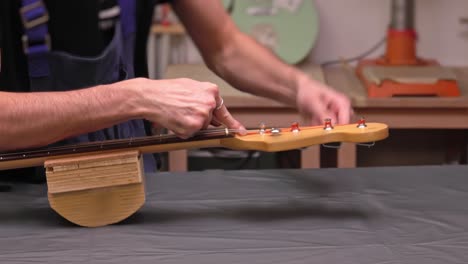Neue-Gitarrensaite-Durch-Den-Stimmmaschinenpfosten-Ziehen