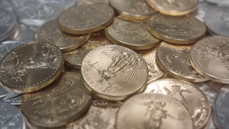 American-Gold-Eagles-Münzen-Auf-Einem-Stapel-Silbermünzen,-Der-Sich-Nach-Links-Dreht