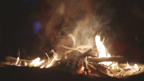 Lagerfeuer-In-Der-Nacht-Während-Des-Ekstatischen-Festivals-Im-Hare-Krishna-Valley,-Victoria,-Australien-–-Nahaufnahme
