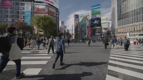 Eine-Menge-Einheimischer-In-Tokio-Kreuzen-Sich-Am-Shibuya-Kreuz-Während-Einer-Weltweiten-Pandemie-In-Der-Stadt-Shibuya,-Japan