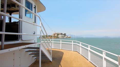 Vista-De-La-Isla-De-Alcatraz-Desde-El-Barco-Turístico-De-Escape.