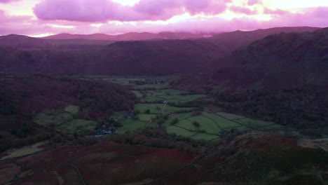 Standbildvideo-Einer-Drohne-Eines-Wunderschönen-Sonnenaufgangs-über-Dem-Borrowdale-Tal-Im-Seengebiet