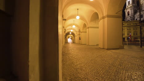 Arco-Vacío-En-La-Plaza-Malostranské,-Praga,-República-Checa,-Por-La-Noche,-Bloqueo