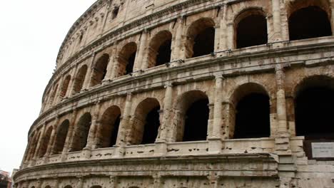 The-facade-of-the-Colosseum-in-Rome-in-a-rainy-day