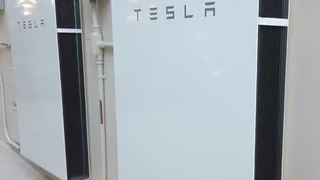 Tesla-Powerwall,-En-Casa-Para-Paneles-Solares,-Almacenamiento-De-Energía,-Panorámica-Hacia-Abajo