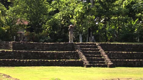 Tourist-Auf-Der-Pyramide-Der-Archäologischen-Stätte-Izapa-In-Mexiko-Winkt-In-Die-Kamera