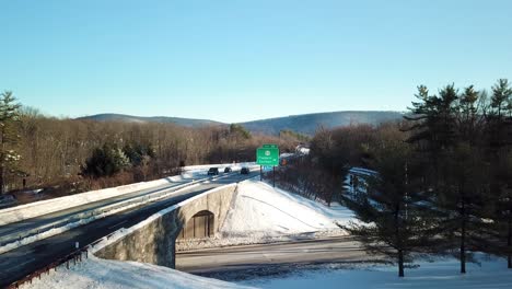 Autos,-Die-Im-Winter-Auf-Dem-Taconic-State-Parkway-In-Hopewell-Junction-Im-Dutchess-County,-New-York,-Unterwegs-Sind