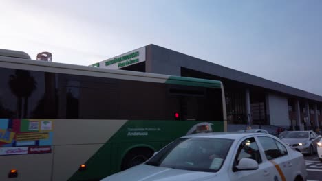 Busse,-Taxis-Und-Autos-Fahren-Am-Busbahnhof-Sevilla-Plaza-De-Armas-Vorbei