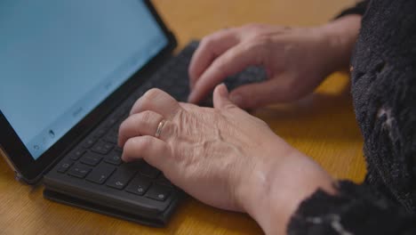 Mujer-Escribiendo-Un-Informe-En-Su-Tableta-Con-Un-Teclado.