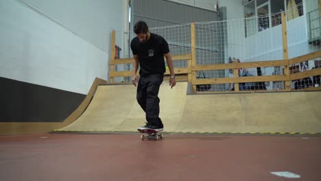 Kaukasischer-Mann-Macht-360-Flip-Auf-Dem-Skateboard-In-Zeitlupe