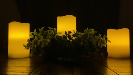 Flackernde-Kerzen-Auf-Dunklem-Hintergrund