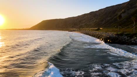 Erstaunliche-Drohnenaufnahme-Eines-Strandes-In-Kalifornien-Während-Der-Goldenen-Stunde-Des-Sonnenuntergangs