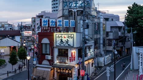 Zeitraffer-Eines-Typischen-Wohnviertels-In-Tokio,-Japan,-Mit-Einigen-Beleuchtungen-In-Der-Abenddämmerung-Und-Gehenden-Menschen-–-Push-Out-Aufnahme