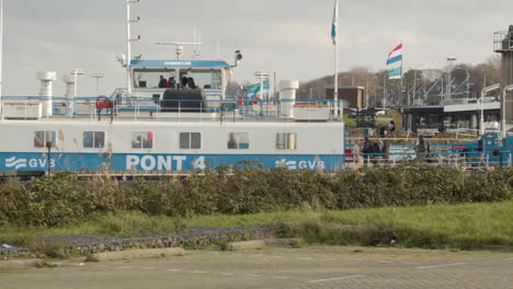 Pan-De-Ferry-De-Amsterdam-Con-Personas-Y-Embarque-De-Automóviles
