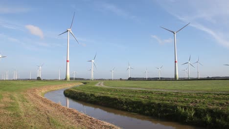 Turbinas-Eólicas-En-Tierras-De-Cultivo-Con-Zanja-De-Drenaje.