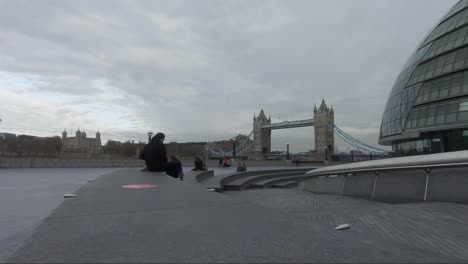 Rathaus-Und-Tower-Bridge-London-An-Einem-Bewölkten-Bewölkten-Tag-In-London