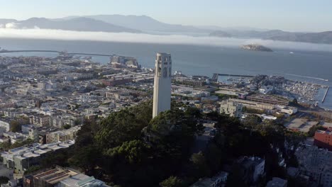 Luftaufnahme,-San-Francisco-Coit-Tower-Und-Stadtbild,-Schwenk-Nach-Rechts,-Drohne-02