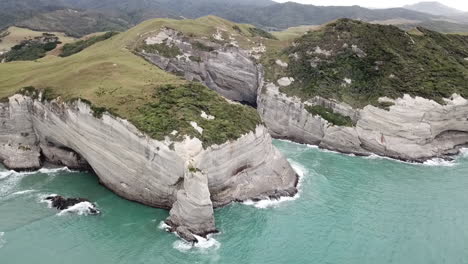 Aufsteigende-Luftaufnahme-Der-Zerklüfteten-Küste-Der-Südinsel-Neuseelands