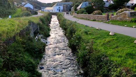 View-of-River-Valency-from-the-bridge-in-the-village-of-Boscastle-in-Cornwall,-England