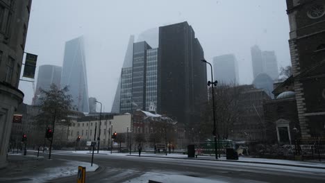 Wolkenkratzer-Im-Zentrum-Von-London-Hinter-Nebel,-Während-Starker-Schneefall-Fällt