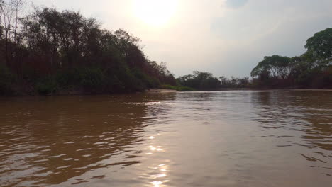 Fluss-In-Brasilien,-Aufnahme-Aus-Niedrigem-Winkel-Bei-Sonnenuntergang
