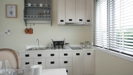 Einfache-Und-Saubere-Weiße-Küchendekoration
