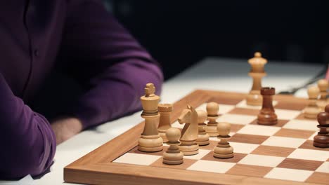 Geschäftsmann-Spielt-Schach-Auf-Einem-Hölzernen-Schachbrett-Und-Denkt-über-Seinen-Nächsten-Schachzug-Für-Seine-Strategie-Nach