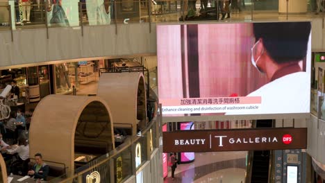 Ein-Großformatiger-Bildschirm-In-Einem-Einkaufszentrum-Zeigt-Ein-Video,-Das-Zeigt,-Wie-Das-Einkaufszentrum-Als-Vorbeugende-Maßnahme-Gegen-Die-Ausbreitung-Des-Coronavirus-In-Hongkong-Desinfiziert-Wurde