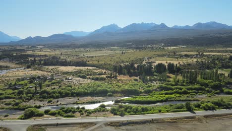 Vuelo-Aéreo-Sobre-El-Valle-De-Trevelin-Con-Bosques-De-Pinos-Y-Montañas-Al-Fondo,-Patagonia-Argentina