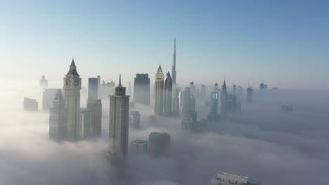 Dubai-City-Unter-Einer-Dose-Dichtem-Nebel