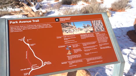Tabla-Con-Dirección-E-Información-Del-Sendero-Park-Avenue,-Parque-Nacional-Arches,-Utah,-EE.UU.